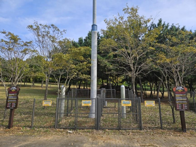 안산시, 호수공원에 반려견 놀이터 3호 개장…반려동물 복지 강화
