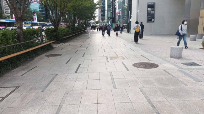 서초구, 강남대로 보도 대형화분 철거해 안전한 보행로 만들어